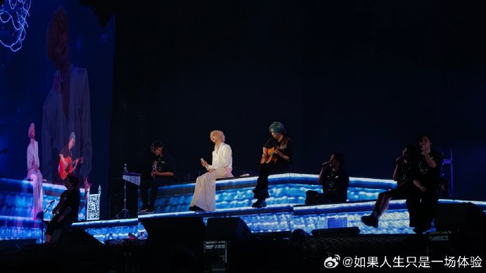用一块屏点燃全场｜LED户外折叠屏演唱会应用案例分享(图2)